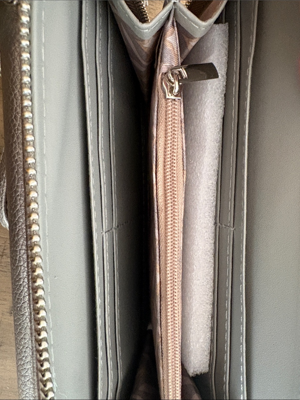 640 Christian Lacroix Metallic Silver Crossbody Wallet - Picture 10 of 11